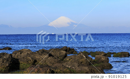 湘南三浦半島の神奈川県三浦市・横須賀市に跨る和田長浜海水浴場の冬 91019125