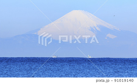 湘南三浦半島の神奈川県三浦市・横須賀市に跨る和田長浜海水浴場の冬 91019140