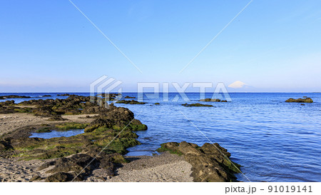 湘南三浦半島の神奈川県三浦市・横須賀市に跨る和田長浜海水浴場の冬 91019141