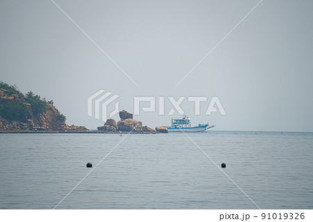 笠岡諸島最大の島・北木島 猫岩と大浦港へ向かう清笠丸2 岡山県笠岡市 笠岡諸島最大の島・北木島 猫岩と大浦港へ向かう清笠丸2 岡山県笠岡市 91019326