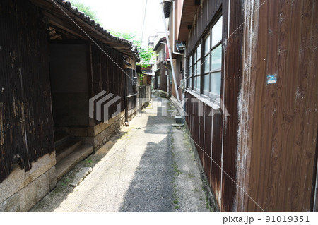 笠岡諸島最大の島・北木島 初夏の楠地区の路地と集落3 岡山県笠岡市 笠岡諸島最大の島・北木島 初夏の楠地区の路地と集落3 岡山県笠岡市 91019351