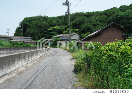 笠岡諸島最大の島・北木島　初夏の旧県道295号と廃業した石材加工場1　岡山県笠岡市 91019359