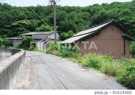 笠岡諸島最大の島・北木島 初夏の旧県道295号と廃業した石材加工場2 岡山県笠岡市 笠岡諸島最大の島・北木島 初夏の旧県道295号と廃業した石材加工場2 岡山県笠岡市 91019360