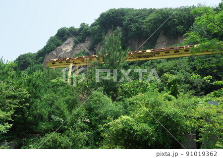 笠岡諸島最大の島・北木島　荒れ果てた採石場跡と放置された橋形クレーン　岡山県笠岡市 91019362