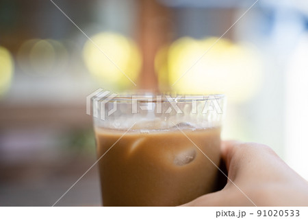 飲み物素材　アイスカフェラテの待ち受け 91020533