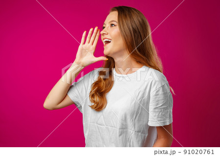 Young woman shout using her hand as a tube 91020761