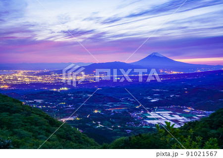 （静岡県）伊豆スカイラインから丹那盆地と富士山を望む　夕景 91021567