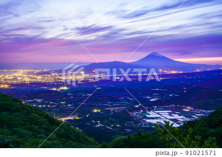 (静岡県)伊豆スカイラインから丹那盆地と富士山を望む 夕景 (静岡県)伊豆スカイラインから丹那盆地と富士山を望む 夕景 91021571