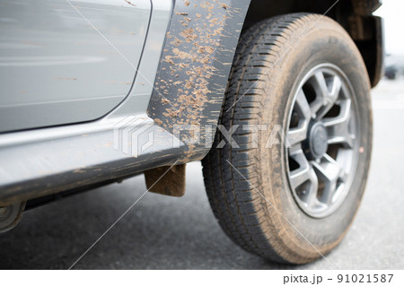 泥で汚れた車 91021587
