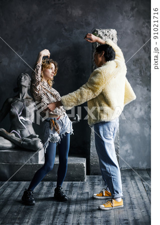 Couple Dancing Vogue 91021716