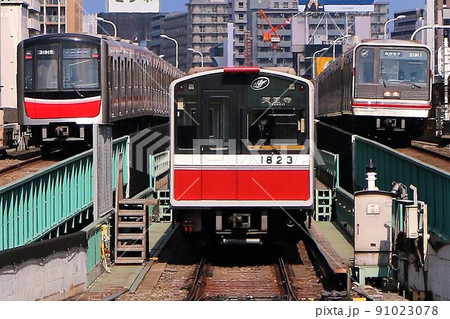 大阪メトロ御堂筋線の三兄弟 91023078