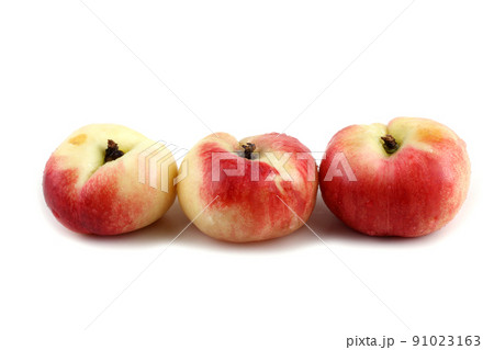 Flat peach (doughnut peach, donut peach, UFO peach, peento peach, saucer peach). Ancient Chinese variety "Pan tao". Delicacy 91023163