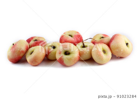 Flat peach (doughnut peach, donut peach, UFO peach, peento peach, saucer peach). Ancient Chinese variety "Pan tao". Delicacy 91023284