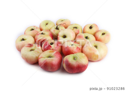 Flat peach (doughnut peach, donut peach, UFO peach, peento peach, saucer peach). Ancient Chinese variety "Pan tao". Delicacy Flat peach (doughnut peach, donut peach, UFO peach, peento peach, saucer peach). Ancient Chinese variety "Pan tao". Delicacy 91023286