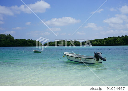 石垣島川平湾に浮かぶボートの風景 石垣島川平湾に浮かぶボートの風景 91024467
