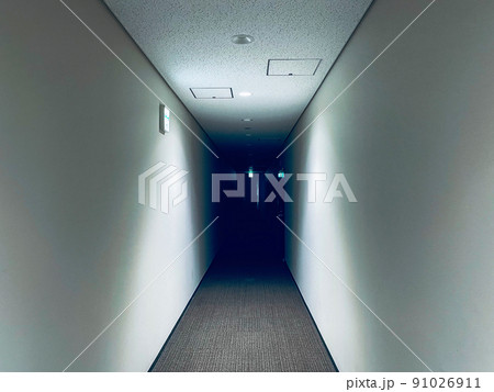 奥行　暗闇　引き込む　ホラー 91026911