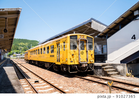 【土讃線】窪川駅に停車するトロッコ列車 91027365