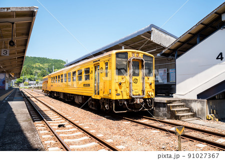 【土讃線】窪川駅に停車するトロッコ列車 91027367