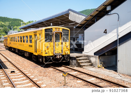 【土讃線】窪川駅に停車するトロッコ列車 91027368