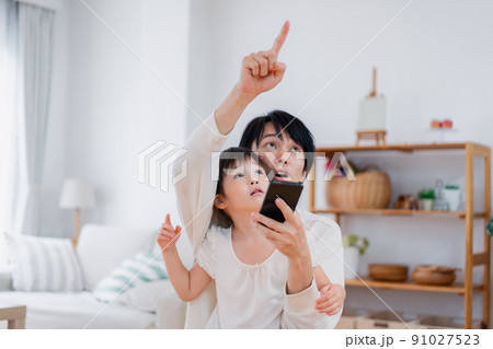 IoT家電を使う親子 91027523