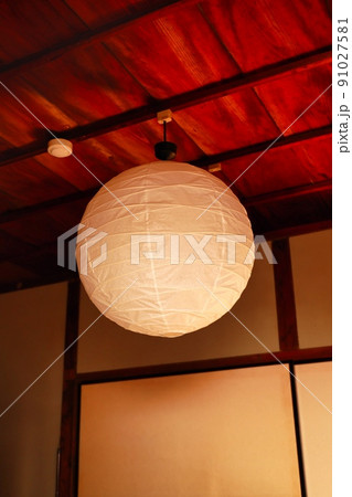 和室の和紙でできたレトロな照明 和室の和紙でできたレトロな照明 91027581
