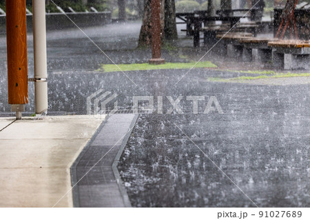 道路に打ち付ける激しい雨 91027689