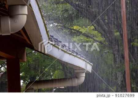 屋根に打ち付ける激しい雨 91027699