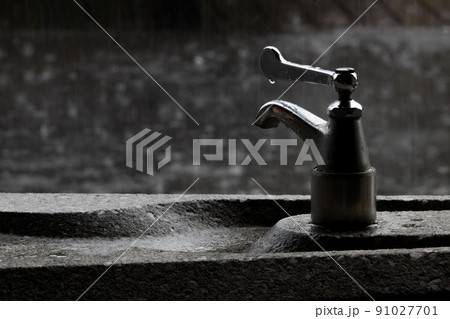 蛇口と打ち付ける雨 91027701