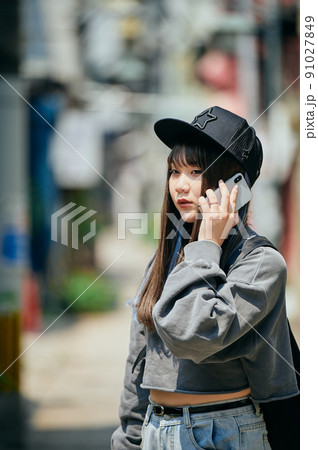 スマホで電話をかけるZ世代の女性 91027849