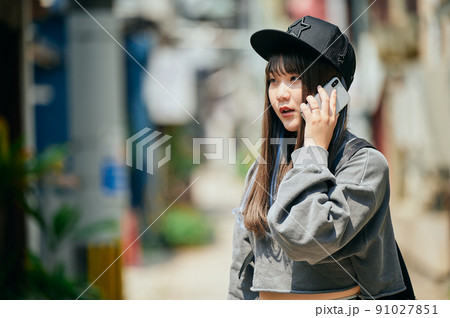 スマホで電話をかけるZ世代の女性 スマホで電話をかけるZ世代の女性 91027851