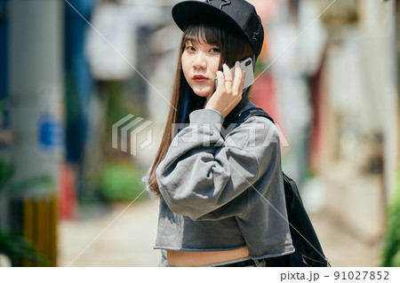 スマホで電話をかけるZ世代の女性 スマホで電話をかけるZ世代の女性 91027852