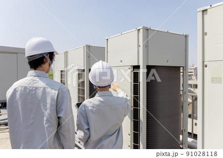 室外機を点検する男性作業員 室外機を点検する男性作業員 91028118
