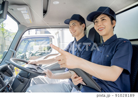 物流・運送業界　イメージ　トラックで配達をする男女 91028189
