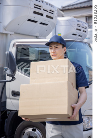 物流・運送業界　荷物を運ぶ男性 91028205