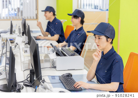 物流・運送業界　オフィスで働く人々 91028241