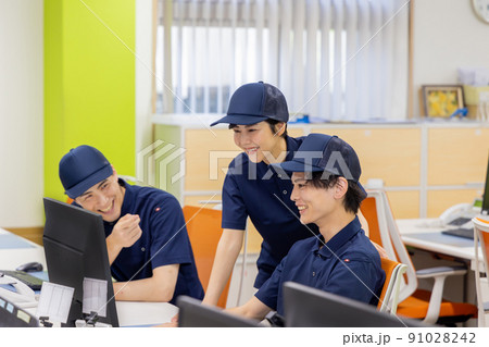 物流・運送業界　オフィスで働く人々 91028242