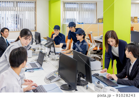 物流・運送業界 オフィスで働く人々 物流・運送業界 オフィスで働く人々 91028243