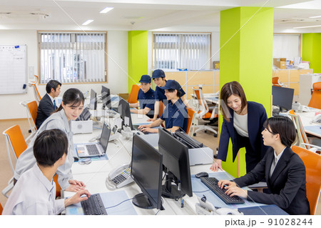 物流・運送業界　オフィスで働く人々 91028244
