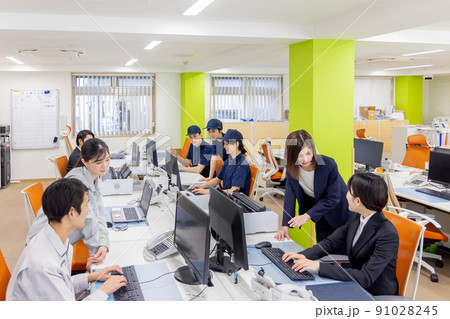 物流・運送業界 オフィスで働く人々 物流・運送業界 オフィスで働く人々 91028245