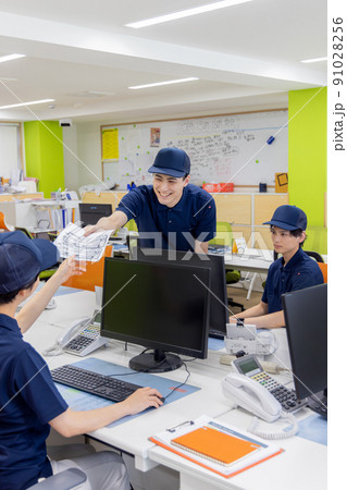 物流・運送業界　オフィスで働く人々 91028256