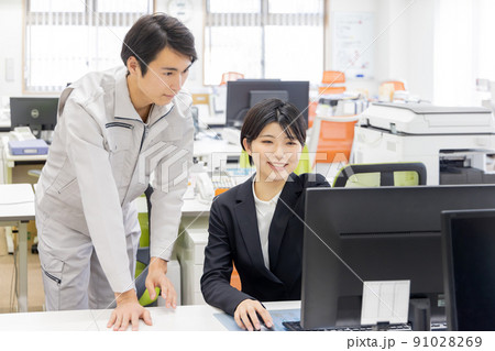 物流・運送業界　オフィスで働く人々 91028269