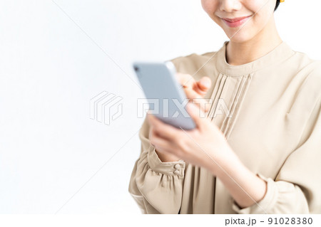 スマホを操作する若い女性（パーツ） 91028380