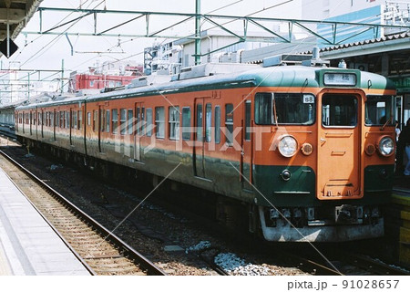 駅で出発を待つ東海道本線の115系電車 91028657