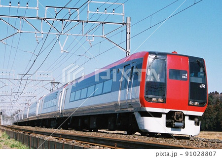 東京へ向けて総武本線を快走する253系の特急成田エクスプレス号 91028807