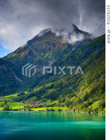 Lungern, canton of Obwalden, Switzerland. A view of rural homes in a green meadow. 91029155