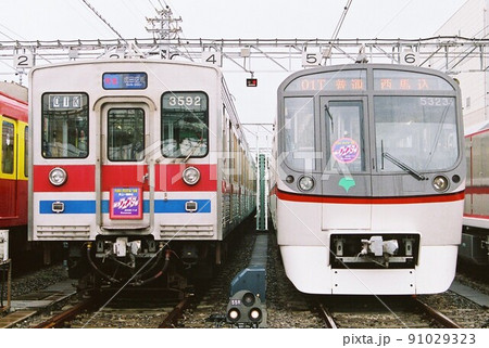 車両基地で並ぶ京成電鉄3500形と都営浅草線5300形 車両基地で並ぶ京成電鉄3500形と都営浅草線5300形 91029323