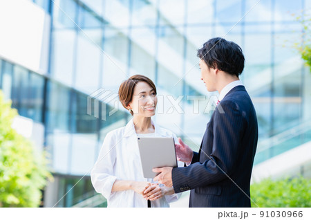 女性医師と営業マン　撮影協力：LINK FOREST 91030966