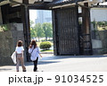 皇居桜田門を歩く二人の女性 91034525