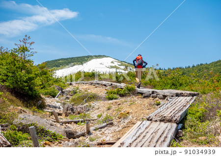 一切経山　登山者　女性　春 91034939