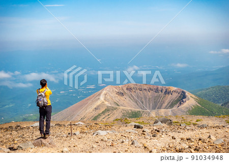 一切経山から望む 吾妻小富士 火口 雲の上 男性 スマホ 一切経山から望む 吾妻小富士 火口 雲の上 男性 スマホ 91034948